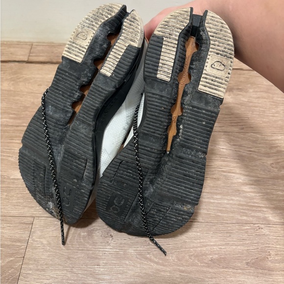 On Running White and Black Shoes - Picture 4 of 5